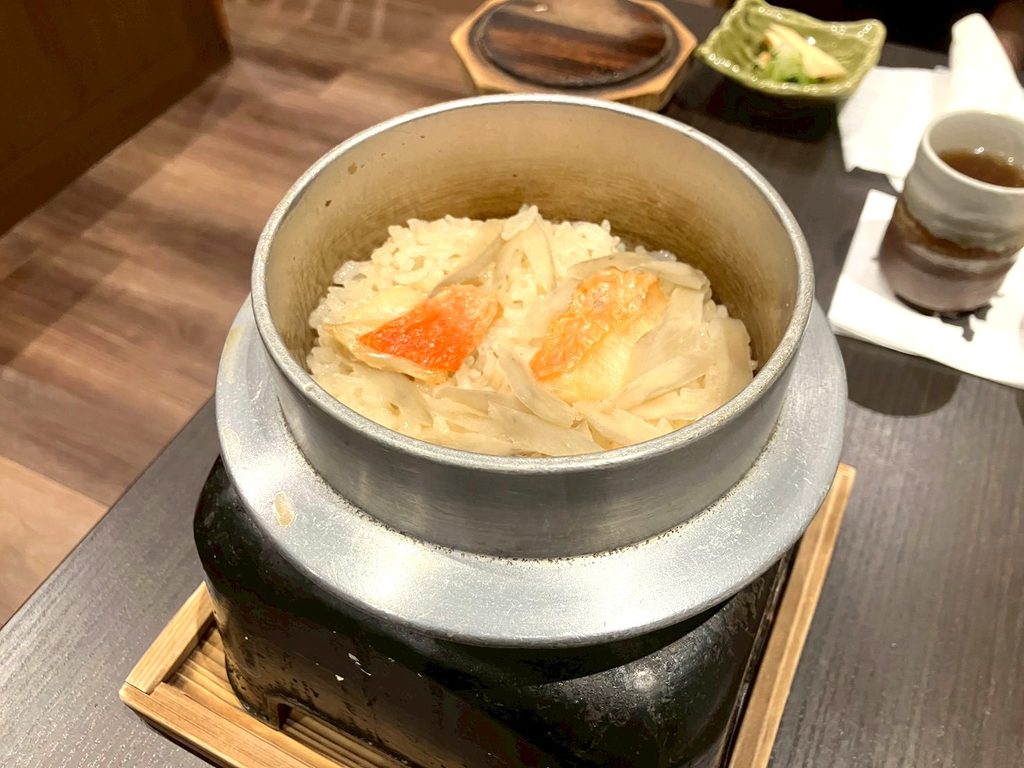 水の音の夕食・鯛の釜めし(炊き立ての釜めし)