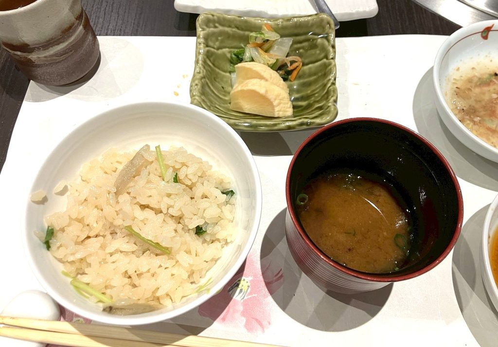 水の音の夕食・鯛の釜めしと味噌汁・お新香のセット