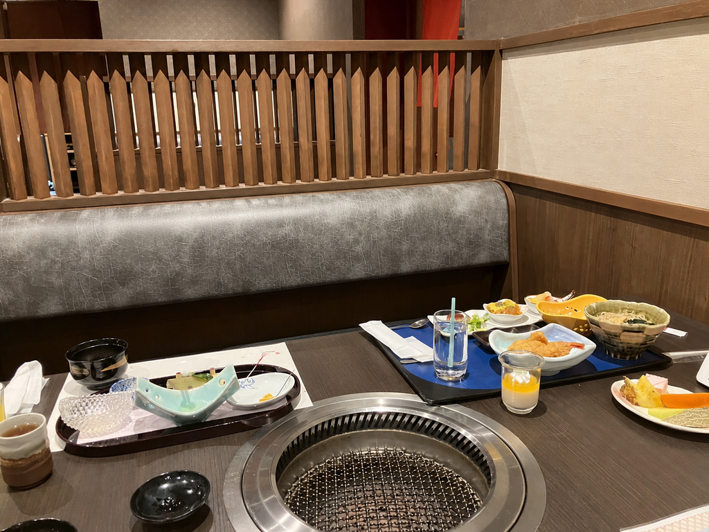 水の音の夕食会場。子連れでも使いやすいテーブル席