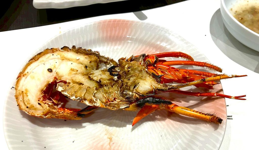 水の音の炙り焼き夕食・大海老を炙った様子